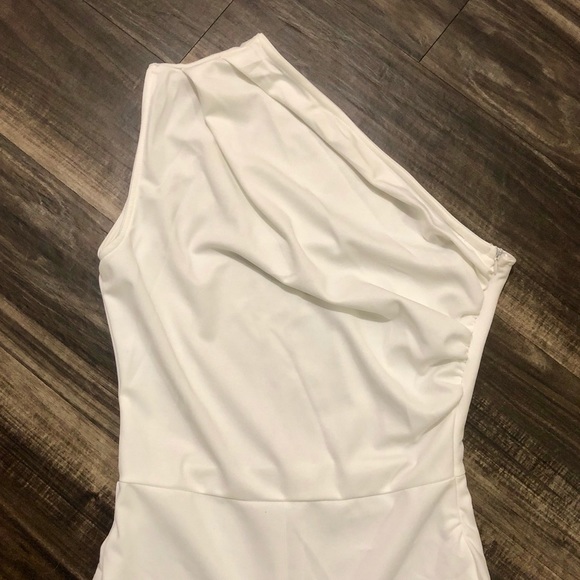 ❌❌ SOLD ❌❌ Lulu’s One Shoulder Wide Leg Jumpsuit - Picture 4 of 8